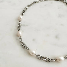 Load image into Gallery viewer, Chunky Pearl Necklace
