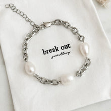 Load image into Gallery viewer, Chunky Pearl Bracelet
